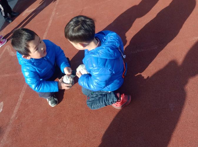 小班幼儿为何总爱争抢玩具？-图2