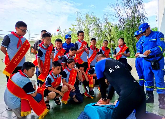 小学安全教育实践照，如何让孩子真正学会安全？-图1