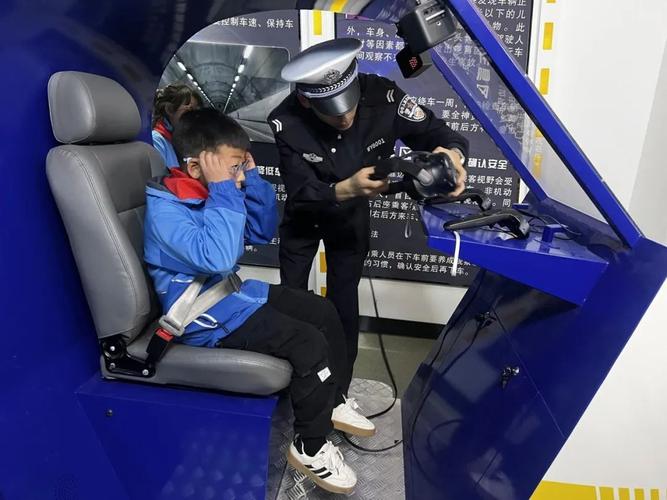 小学安全教育实践照，如何让孩子真正学会安全？-图3