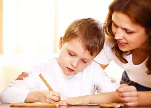 家庭传统如何助力子女教育？-图1